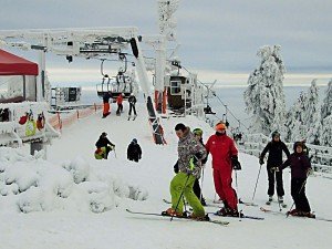 Winterspass am Klinovec. Zum Gipfel führen mehrere moderne Sesselbahnen und Lifte, hinab etliche Pisten. Foto: M. Weghenkel