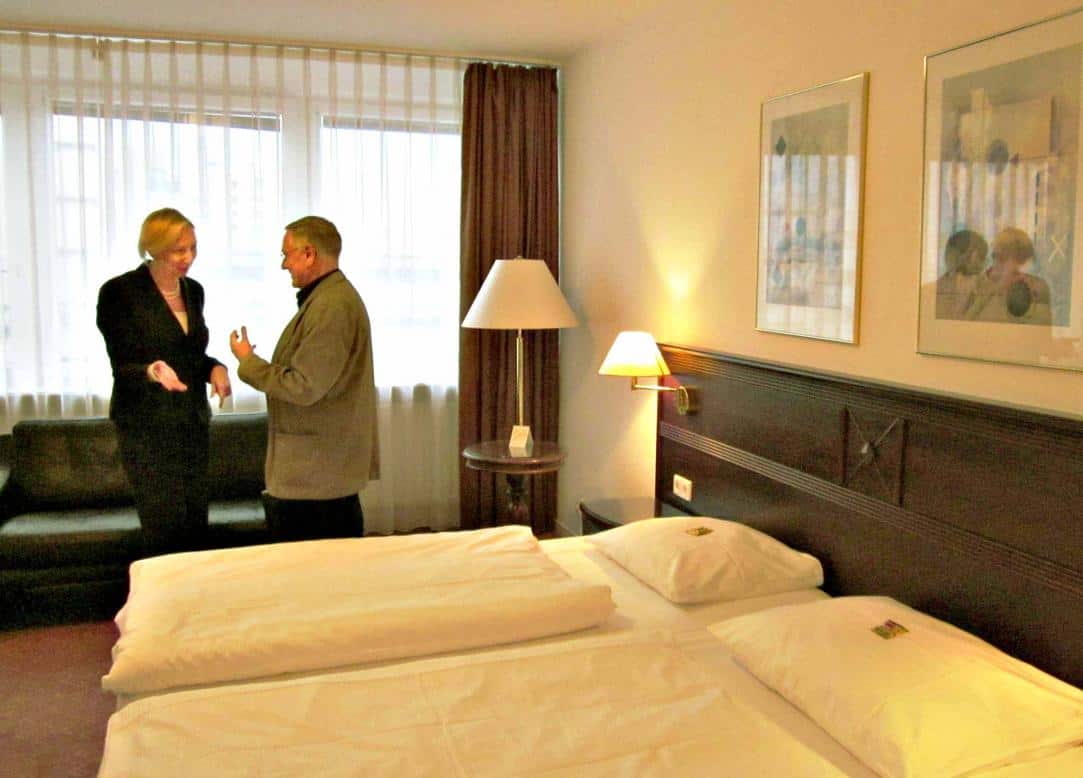 Verkaufschefin Ines Stampehl präsentierte den CTOURianern – hier Günther Wolfram – die erneuerten Hotelzimmer.