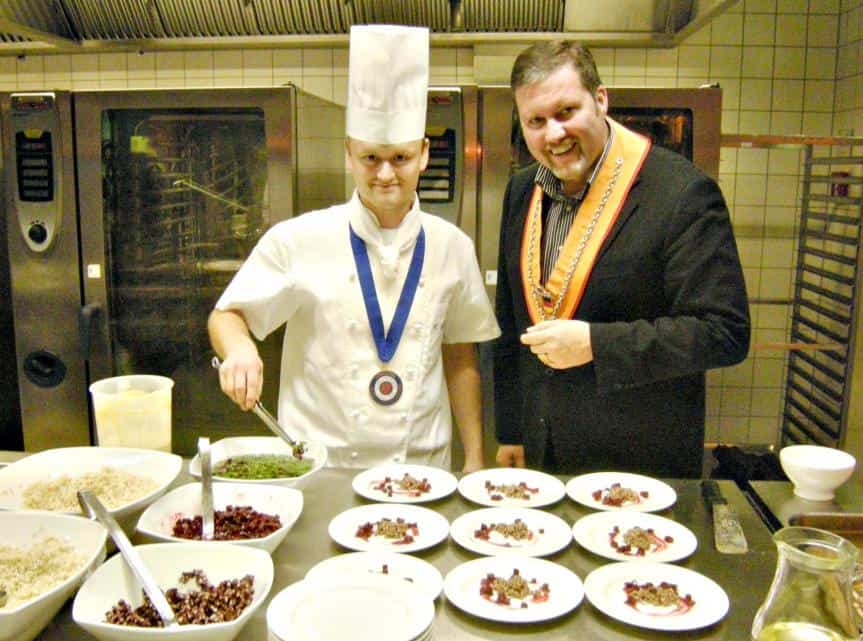 Der als bester Nachwuchskoch in Berlin-Brandenburg ausgezeichnete Robert Heyne (26) zusammen mit seinem Küchenchef Oliver Heilmeyer aus dem Gourmetrestaurant des Hotels Zur Bleiche in Burg (Spreewald).