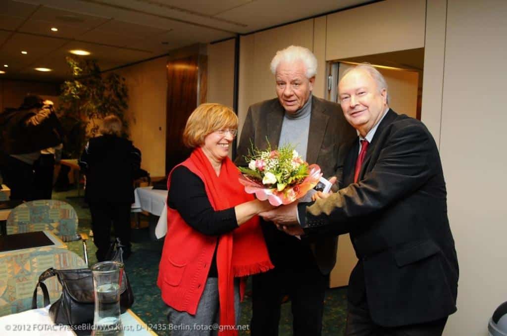 Zur 100. Jubiläumsausgabe des CTOUR-Report gab’s von Vorstandssprecher Hans-Peter Gaul (r.) Blumen für das Redaktionsteam Monika Luhn und Joachim Blady.