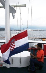 An Bord wird die kroatische Flagge gehisst