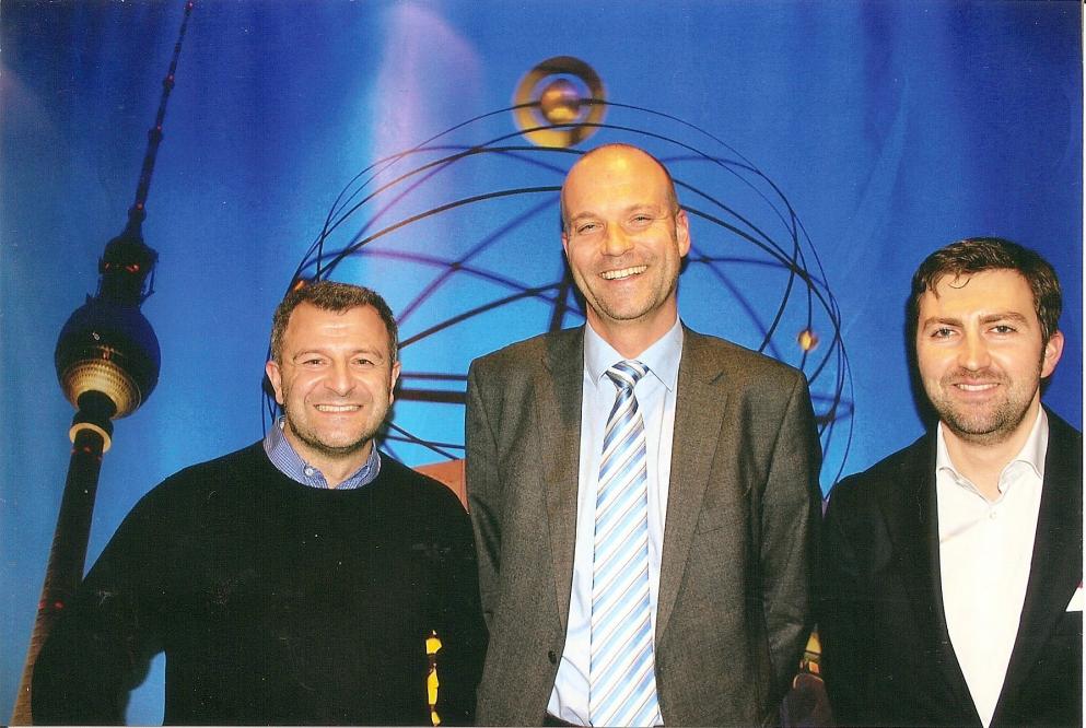 Georg Ziegler (r.) und Claudius Moarefi von HolidayCheck mit Karsten Hauke (Mitte), Direktor Sales & Marketing des CTOUR-Stammhauses ABACUS Tierpark-Hotel Berlin.