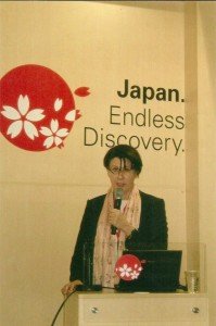 Engagiert für den Japan-Tourismus: Bettina Kraemer  Seit Jahren gehöre ich zu den Teilnehmern des informativen Mini-Workshops Japan. Gemeinsam mit Bettina Kraemer, PR-Managerin des Japanischen Fremdenverkehrsbüros in Deutschland, erinnern wir uns an die schreckliche Erdbeben-Tsunami-Fukushima-Katastrophe ebenfalls während eines Japan-Workshops auf der ITB auf den Tag genau vor einem Jahr. Nach dem weltweiten Besucherrückgang von rund 28 % im vergangenen Jahr gibt es nun wieder Anlass zu Hoffnung.  Insbesondere die beiden neuen UNESCO-Welterbestätten, die historische Tempelregion von Hiraizumi und die etwa 1000 km südlich von Tokio gelegenen Ogasawara-Inseln, ziehen neue Besucher an. Auf dem aus Feuer und Lava geborenen „ Galapagos Asiens“ sind u. a. über 100 seltene, rein endemische Pflanzen und 14 Tierarten zu Hause. Lust auf Japan macht auch das neu aufgelegte Magazin „Japan 2012“ (www.jnto.de). CTOUR ist mit der Japanischen Fremdenverkehrszentrale wegen eines Medienabends im Gespräch.