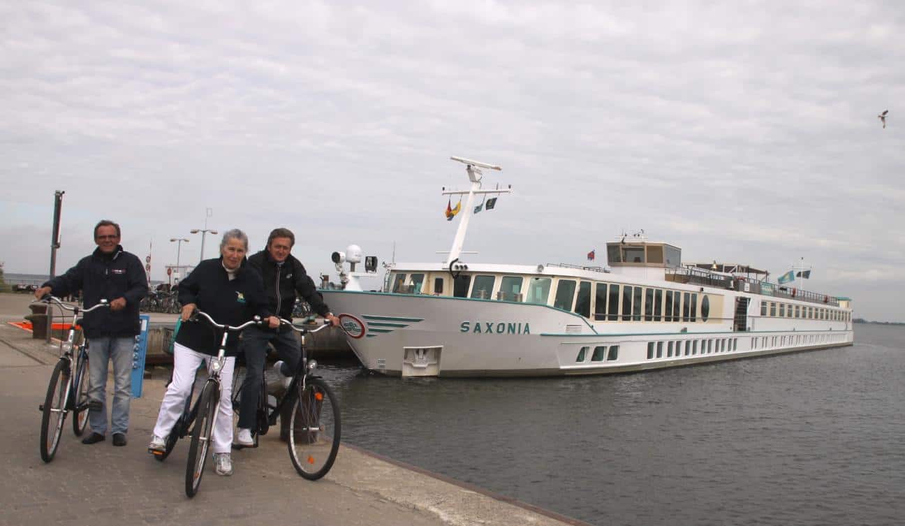 Start der Hiddensee-Radtour in Vitte vor der MS Saxonia