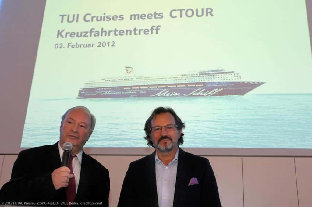 CTOUR-Vorstandssprecher Hans-Peter Gaul begrüßt CEO Richard J. Vogel (r.) zum Medienabend „TUI Cruises meets CTOUR“