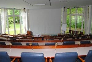 Der Seminarraum wurde dem Auditorium der Cornell University nachgebaut und ist mit moderner Tagungstechnik ausgestattet, was eine hervorragende Akustik hervorbringt.  Foto: R. Friedrich