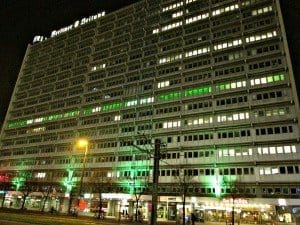 Ebenfalls grün leuchtet nun die 7. Etage im markanten Verlagsgebäude in der Karl-Liebknecht-Straße 29, wo sich nun die MeinFernbus-Zentrale befindet Foto: Manfred Weghenkel