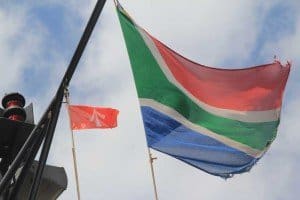 Zwei Flaggen nebeneinander - die von Stralsund und Südafrika