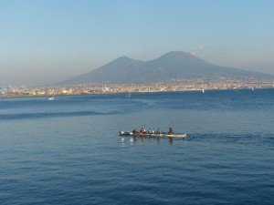 Neapel im Dezember (im Hintergrund der Vesuv) 