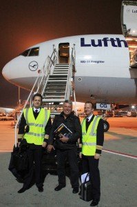 Der Autor mit Kapitän (li.) und First Officer vor einem LH-Cargo-Flieger in Frankfurt/Main