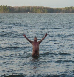 Winterliches Bad im finnischen Meerbusen