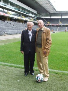 Deutschlands Außenläufer Horst Eckel (82, re.) und Ungarns Verteidiger Jenő Buzánszky (88) im mittlerweile neu gebauten Berner Fußballstadion