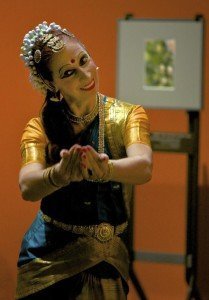 Sita tanzt indisch durch die Ausstellung