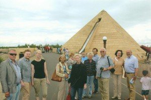 CTOURisten vor der Pyramiden-Wasserrutschbahn im Freizeitpark BELANTIS ...