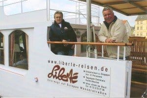 Johann G. Magner (l.) und Dr. Peer Schmidt-Walther an Bord von MS Liberte