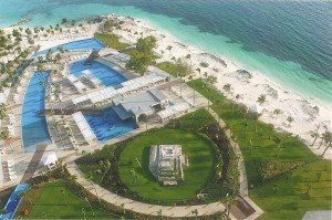 Blick vom Hotelbalkon auf Poollandschaft, Karibikstrand und Hotelmeile in Cancun
