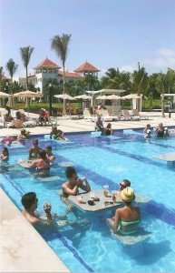Urlauber in der Poolbar des RIU Palace Mexiko 