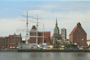 Stralsund-Panorama mit Museumsschiff „Gorch Fock