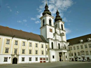 An der Romantikstraße liegt auch das besuchenswerte Benediktiner-Kloster Kremsmünster mit seiner imposanten Kirche
