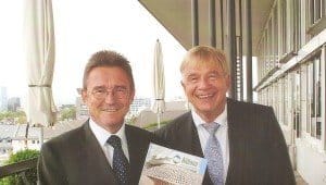 Aldiana-Chef Peter Wennel (l.) mit Pressesprecher Gunther Träger auf der Panoramaterrasse des Fleming’s Deluxe-Hotel Frankfurt-City