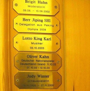 Künstler und Politiker steigen gern im „Waldhaus“ ab: Namensschilder an den Zimmertüren sind ein „Who is who“ der Prominenten Fotos: Bernd Siegmund