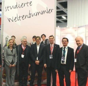 Prof. Dr. Joerg Soller (3. v. r.) mit Studenten und Gästen am HWR-Stand