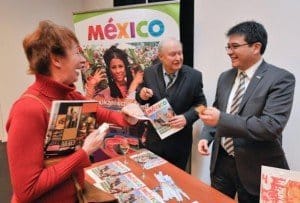 Vicente Salas (r.), Direktor Mexikanisches Fremdenverkehrsbüro in Frankfurt, mit CTOURistin Sabine Wuttke und Hans-Peter Gaul 