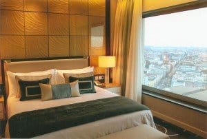 Ein Deluxe-Zimmer mit grandiosem Ausblick über die Dächer Berlins