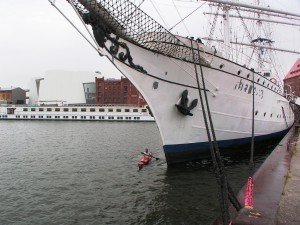 Mit dem Seekajak vor dem Museumsschiff Gorch Fock (I) in Stralsund Foto: Peer Schmidt-Walher