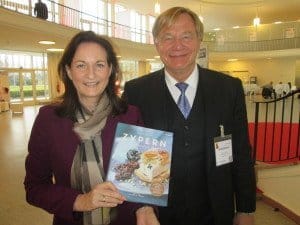 Buch-Award: Marianne Salentin-Träger (hier mit C & C-Chef Gunther Träger) wurde für ihr Zypern-Buch geehrt