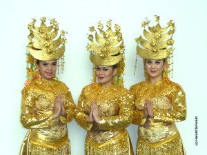 Die goldenen Tänzerinnen aus Jakarta.