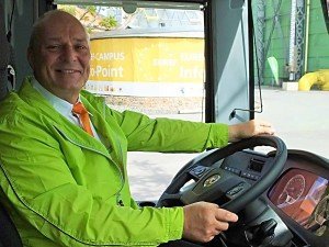 Stets freundlich: Reiner Kühn von den fränkischen Weiherer-Reisen (einer der 170 Bus-Partner von MeinFernbus FlixBus) ist seit 35 Jahren mit Leib und Seele Busfahrer. Nun gehört er zu den 3.500 Piloten, die mit grünen Fernbussen pro Woche über 2,5 Millionen Kilometer zurücklegen.