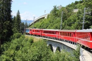 Zug der Rhätischen Bahn zwischen Arosa und Chur