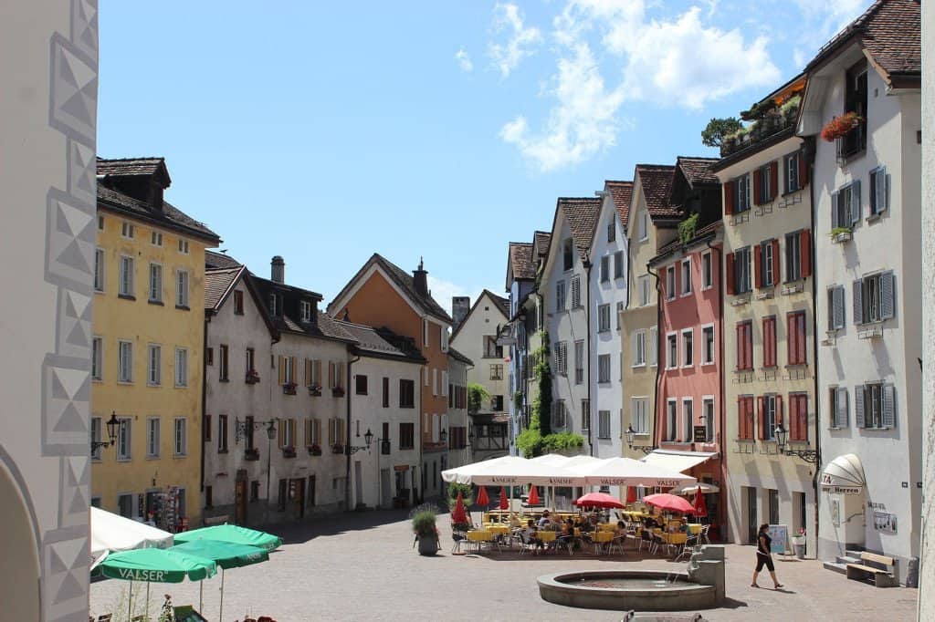 Malerische Altstadt von Chur mit Schloss, Rätischem Museum, Kathedrale, Parks und vielen Kirchen