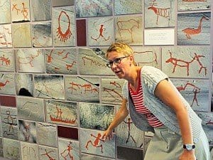Bei einer Führung durch das Västerbottens Museum erklärt Anki Berg die in der Region wiederentdeckten Jahrtausende alten Felszeichnungen. 