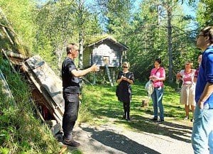 Der selbst aus einer Sami-Familie stammende junge Guide Ante Grundström (links) erläutert im Freilichtmuseum Gammlia die Lebensweise der nordskandinavischen Urbevölkerung.