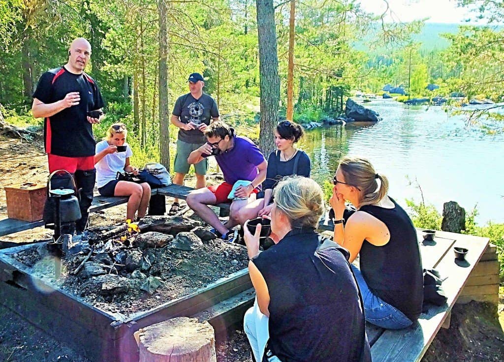 Mit dem gestandenen Naturguide Donald Eriksson (links) bei einer Kaffeepause im Wandergebiet des Flusses Vindelälven