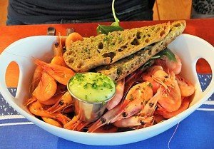 Fangfrische Krabben und andere Delikatessen bietet das stets volle Schiffsrestaurant "Sjöbris".