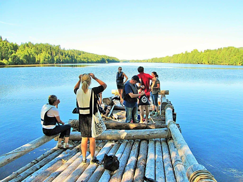 Am Tage: Floßfahrten auf dem breiten Strom Umeälven - eine der touristischen Attraktionen in "Granö Beckasin"