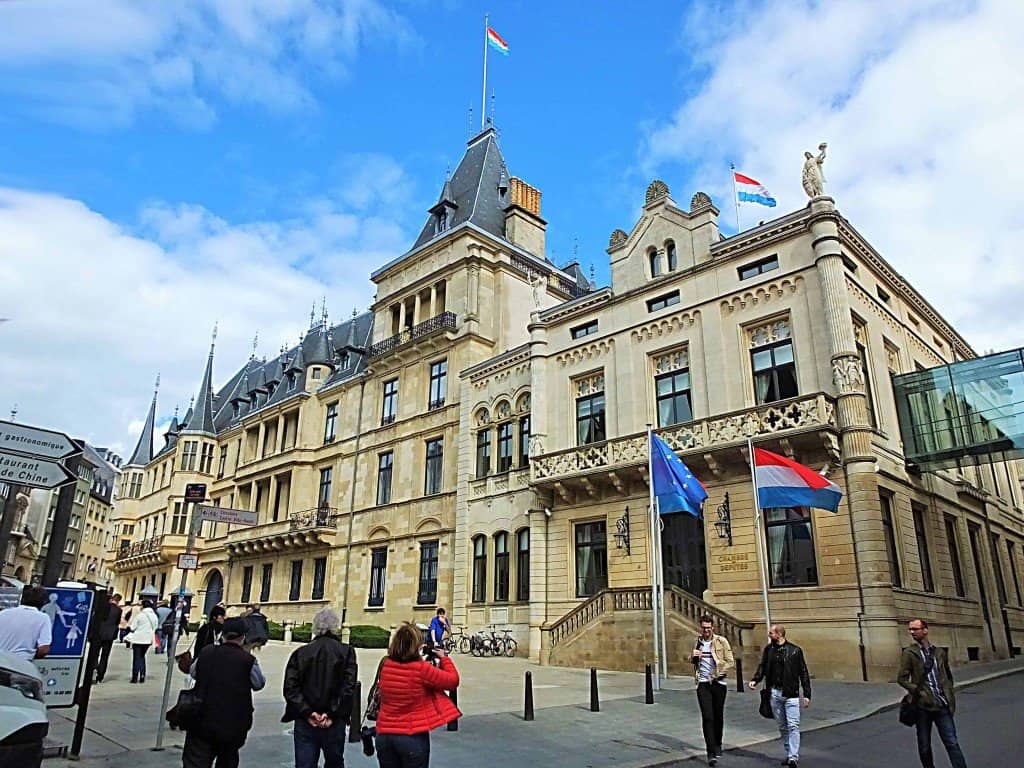 Städtisches Wahrzeichen: Das Großherzogliche Palais mit seiner Barockfassade und der Anbau rechts als Sitz der Abgeordnetenkammer 
