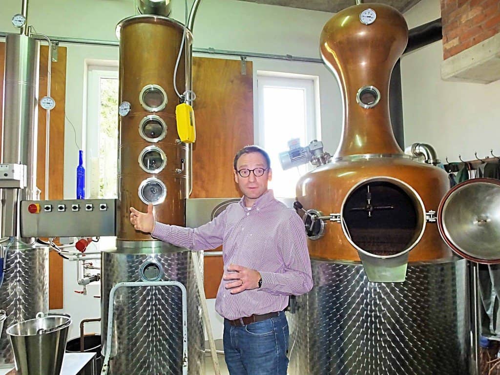 Juniorchef Christian Zenner von der "Destillerie artisanale Zenner" in Schwebsange erläutert den Besuchern gerne die Arbeitsweise einer Schnapsbrennerei