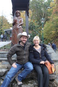 Feengrotten-Chefin Yvonne Wagner und ISCA-Präsident Brad Wuest an der Bergmann-Skulptur im Feengrottenpark Saalfeld