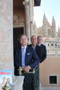 alltours-Geschäftsführung mit Dieter Zümpel, Willi Verhuven und Markus Daldrup (v. l.) im Museum Palau March vor der Kathedrale in Palma de Mallorca