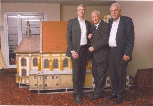 Vor dem Modell des Klosters Neuzelle: Stefan Fritsche (Gf Klosterbrauerei Neuzelle), Hans-Peter Gaul und Wolfgang Grasnick (Gf USE gGmbH) v. l.