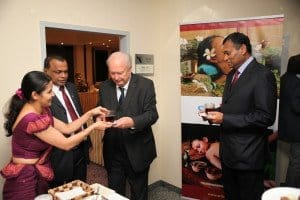 Mit Tee an der Sri Lanka-Teelounge: Botschafter SE Karunatilaka Amunugama und Vorstandssprecher Hans-Peter Gaul