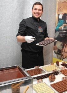 Chocolatier Maxime Pliester am Pralinenstand von Concept Chocolate Brüssel