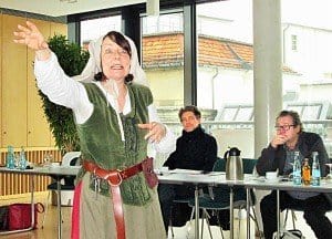 Die Eisenacher Gästeführerin Ina Conrad bewies kurzweilig, dass sie in Lutherscher Manier "den Leuten aufs Maul" zu schauen versteht.