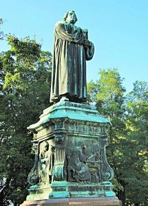 Das Lutherdenkmal am Karlsplatz in Eisenach wurde 1895 zur Ehrung des großen Reformators eingeweiht.