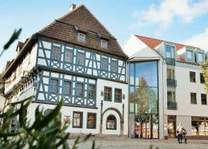 Das nach aufwendiger Sanierung im Herbst 2015 wiedereröffnete 660 Jahre alte Lutherhaus wird in Eisenach auch die "Talstation der Wartburg" genannt.  Foto: bbsmedien/thamm