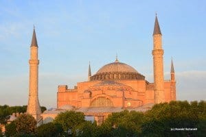 Das weltberühmte Wahrzeichen von Istanbul - die Hagia Sophia im Spot der untergehenden Sonne Foto: Harald Schmidt